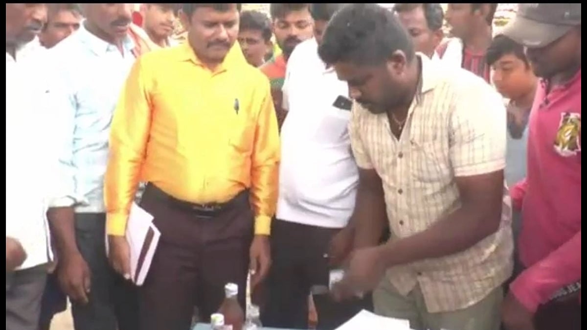 குடித்து விட்டு வகுப்பறைக்கு வந்த பெண் ஆசிரியர்.. மேஜையில் இருந்த மதுபாட்டில்கள்: கர்நாடகாவில் அதிர்ச்சி!