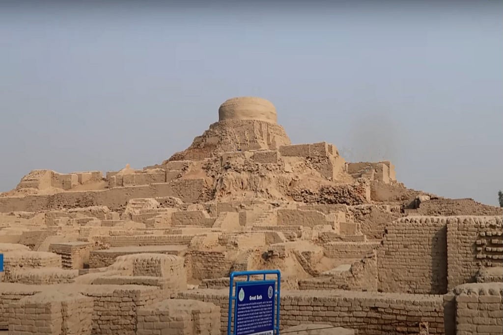 அழிவின் பிடியில் புராதான சின்னம்.. சிந்து சமவெளியின் மொஹஞ்சதாரோவில் இடிந்து விழுந்த பண்டைய சுவர்கள் !