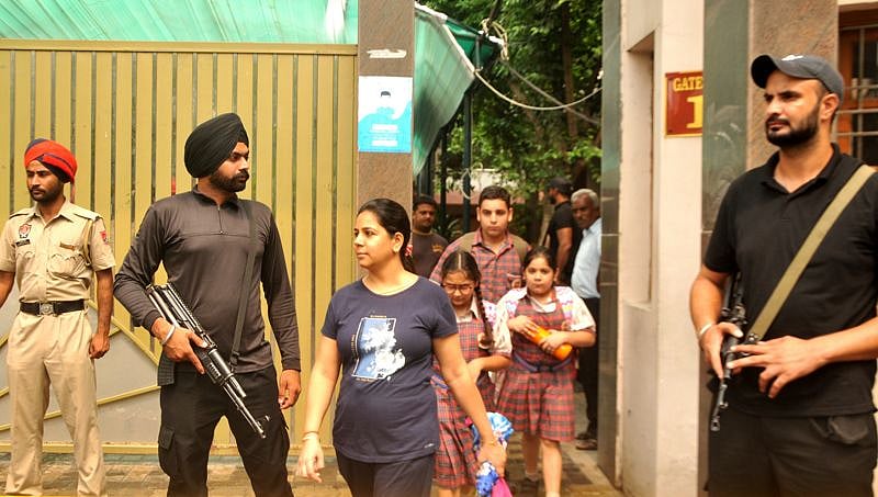 போன் மூலம் பள்ளிக்கு வந்த வெடிகுண்டு மிரட்டல்.. மகனால் சிக்கிய தந்தை.. பஞ்சாபில் பரபரப்பு !