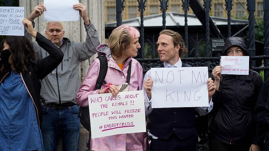 எலிசபெத் ராணி ஊர்வலத்தில் போராட்டம்.. ட்ரெண்டாகும் HASHTAG.. பிரிட்டனில் முடிவுக்கு வருகிறதா முடியாட்சி ?