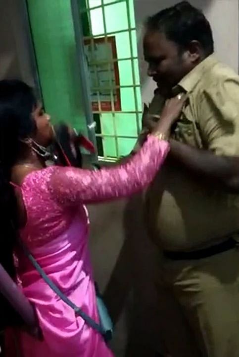 காதலன் வீட்டில் தகராறு செய்த காதலி.. தட்டிக்கேட்ட காவலரை தாக்கிய இளம்பெண் கைது.. என்ன நடந்தது ?