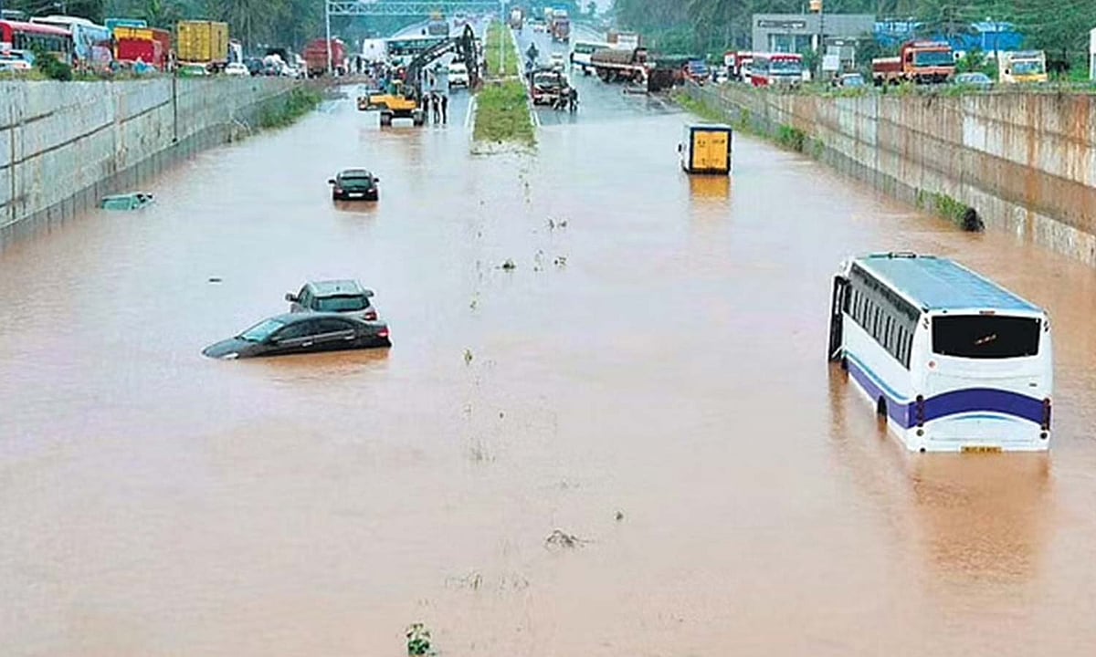 இறுதிவரை பயணிகளுக்காக நின்ற ஓட்டுநர் மற்றும் நடத்துநர்.. Smart Phones-யை பரிசாக வழங்கிய  KSRTC நிர்வாகம்!