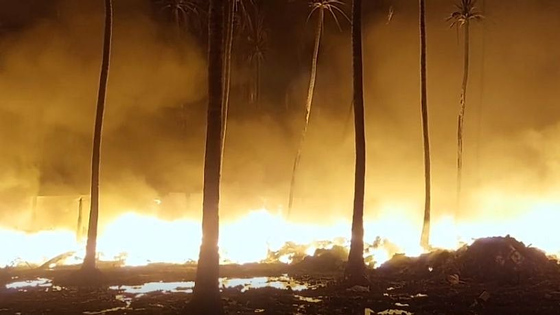 தொழிற்சாலையில் கொழுந்துவிட்டு எரிந்த தீ.. 13  வாகனங்கள்: 8 மணி நேரம் போராடிய தீயணைப்பு வீரர்கள்!