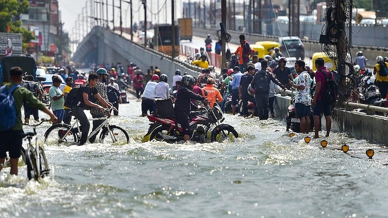 கர்நாடகாவில் தீவிரமடையும் கனமழை.. வெள்ளத்தில் மிதக்கும் பெங்களூரு :'மஞ்சள் அலெர்ட்' விடுத்து எச்சரிக்கை! 