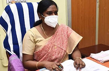 சாலை விபத்தில் காயமடைந்த பெண்.. தனது காரிலேயே மருத்துவமனையில் சேர்த்த மயிலாடுதுறை ஆட்சியர்!