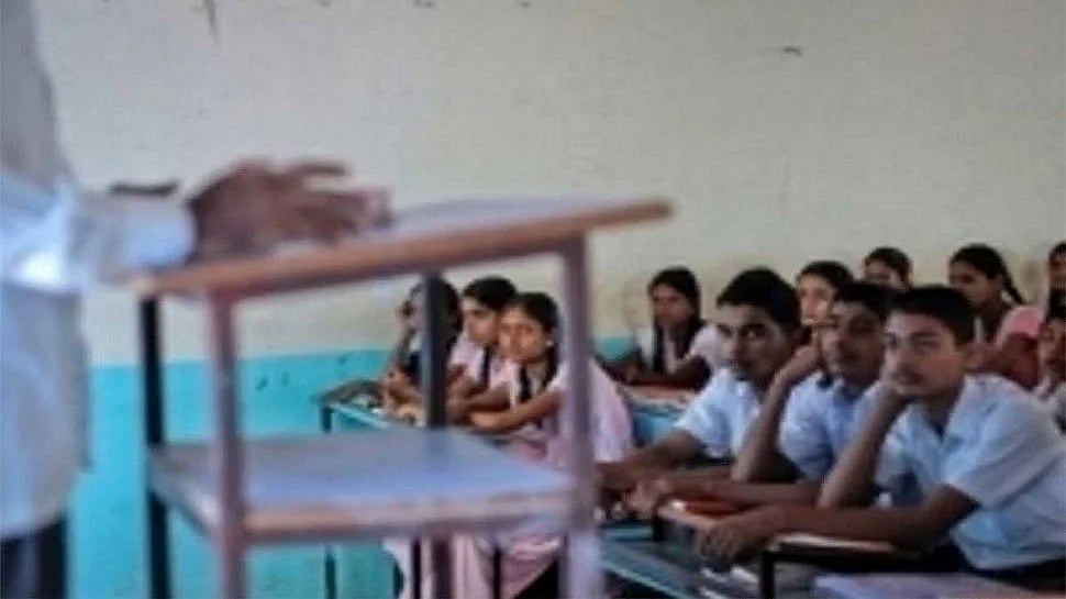 ம.பி: பழங்குடியின சிறுமியின் அழுக்கு ஆடையை துவைத்த ஆசிரியர் சஸ்பெண்ட்..நல்லது செய்ய நினைத்து நடந்த சோகம்!