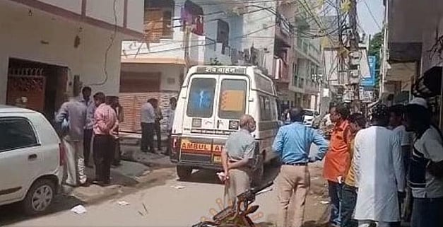 கொரோனா மரணம்: 18 மாதமாக கணவர் சடலத்துக்கு கங்கை நீரை தெளித்த மனைவி.. உ.பி-யில் அதிர்ச்சி !