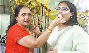 குளிக்க சுடுதண்ணீர் வைத்தபோது துயரம்..மின்சாரம் பாய்ந்து ஒரே இடத்தில் தாய்,மகளுக்கு நேர்ந்த சோகம் ! 