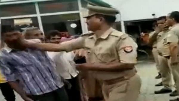 காணாமல் போன இளம் பெண்.. நடவடிக்கை எடுக்காத உ.பி போலிஸ் - தந்தைக்கு காவல் நிலையத்தில் நேர்ந்த அவலம்!