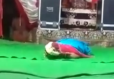 மேடையிலேயே சுருண்டு விழுந்து உயிரை விட்ட நடன கலைஞர்.. ரசிகர்கள் கண்முன்னே நடந்த சோக சம்பவம்!