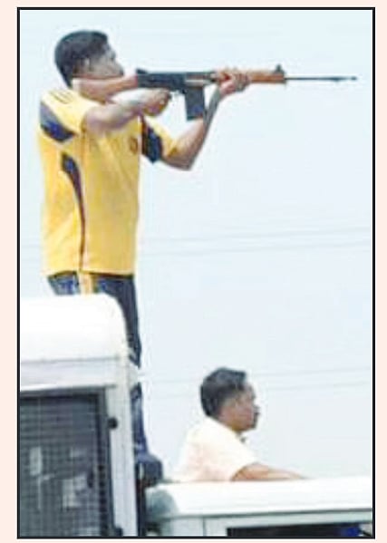 துப்பாக்கி குண்டு v/s பெட்ரோல் குண்டு.. அ.தி.மு.க, பா.ஜ.க-வின் வன்முறை அரசியலை நையாண்டி செய்த சிலந்தி!