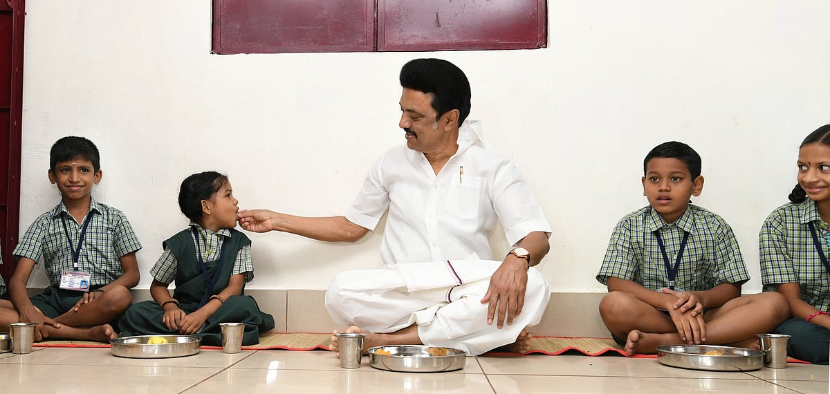 “தூக்கம் வராமல் இருக்க மாத்திரை போட்டுவிட்டு வருவார்” : அமைச்சர் நாசர் குறித்து நெகிழும் முதல்வர் !