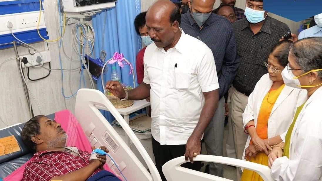 ”சிகிச்சைக்கான செலவு முழுவதும் அரசே ஏற்கும்".. போண்டாமணியிடம் உறுதி அளித்த அமைச்சர் மா.சுப்பிரமணியன்!