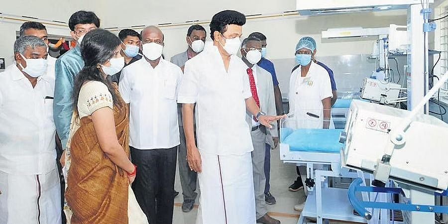 "இந்த அரசு மக்களுக்கானது என்பதை உணர அரசு மருத்துவமனைக்கு போய் பாருங்கள்.." - இணையத்தில் வைரலாகும் பதிவு !