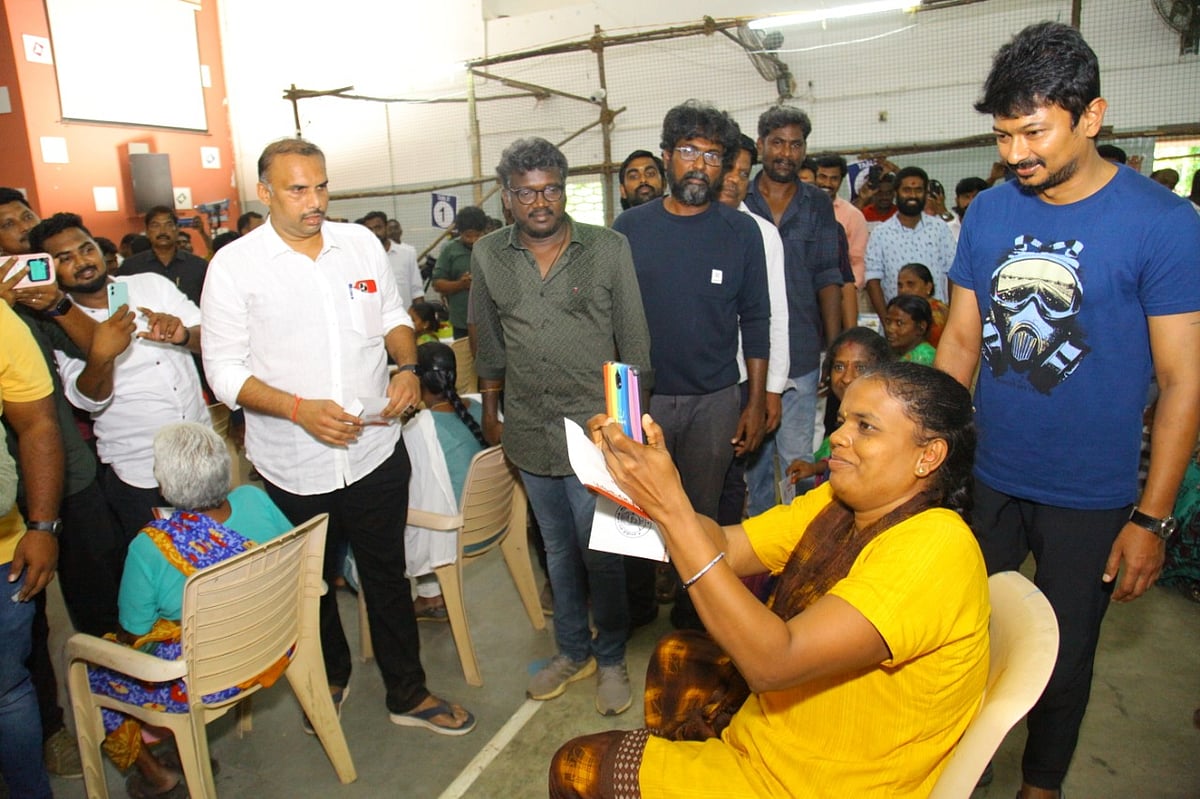 மாமன்னன் படப்பிடிப்பு தளத்தில் நலத்திட்ட உதவிகள் வழங்கிய உதயநிதி ஸ்டாலின் : நெகிழ்ந்த கிராம மக்கள்!