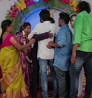 பரிசளித்த நண்பர்கள்..  மணமேடையிலேயே தேம்பித் தேம்பி  அழுத  மாப்பிள்ளை: அப்படி என்ன பரிசு அது?