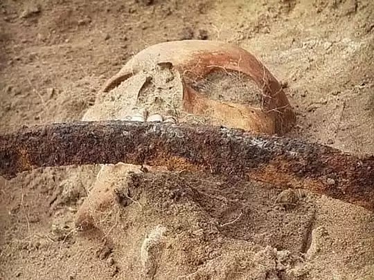 மேலெழுந்த கோர பற்கள், கழுத்தை சுற்றி கத்தி.. ஐரோப்பாவில் கண்டறியப்பட்ட ரத்தக்காட்டேரியின் சடலம் !