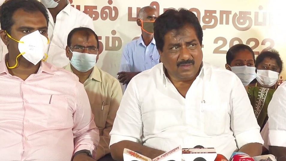 “எவ்ளோ லஞ்சம் வாங்குனாருனு சொல்லவா? - இத்தோடு நிறுத்திக்கொள்ள வேண்டும்” : பழனிச்சாமியை அலறவிட்ட அமைச்சர்!