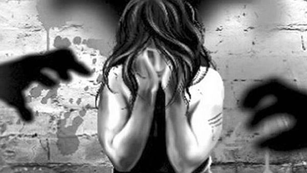 லிப்ட் கேட்டு காரில் ஏறிய இளம்பெண் பாலியல் பலாத்காரம் ! -உ.பி-யில் கல்லூரி மாணவிக்கு நேர்ந்த சோகம் !