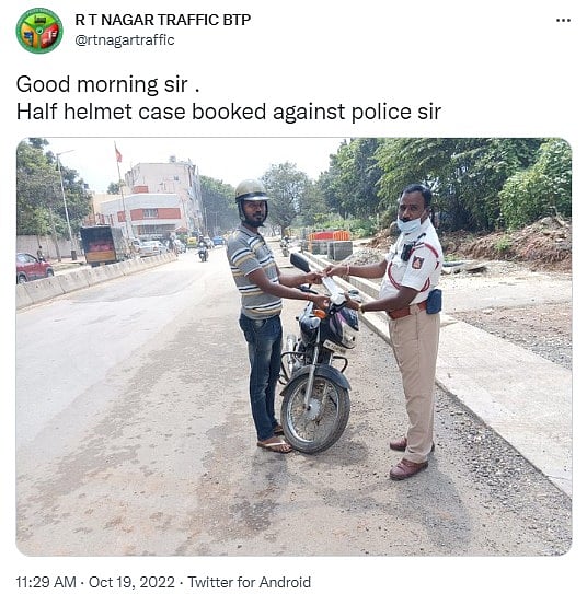 ஹெல்மெட் விதிகளை மீறிய போலிஸ்கள்.. அபராதம் விதித்த சக போலிஸ்.. இணையத்தில் வைரலாகும் புகைப்படம் !