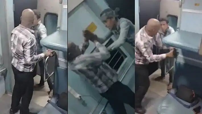 ரயிலில் வம்பு செய்த இளைஞர்.. தட்டிக்கேட்ட பயணிகள்.. இறுதியில் காத்திருந்த அதிர்ச்சி.. வைரல் வீடியோ !