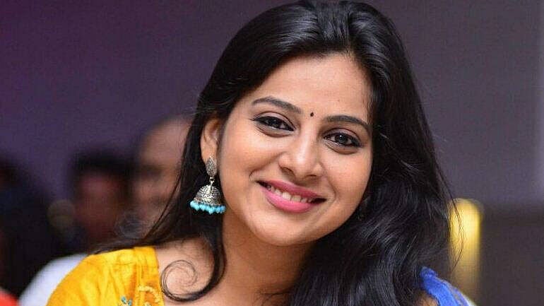 பிரபல நடிகையை ஷட்டரை மூடி கடைக்குள் அடைத்துவைத்த ஷோரூம் ஊழியர்கள்.. பயத்தில் அழுததாக நடிகை பேட்டி !