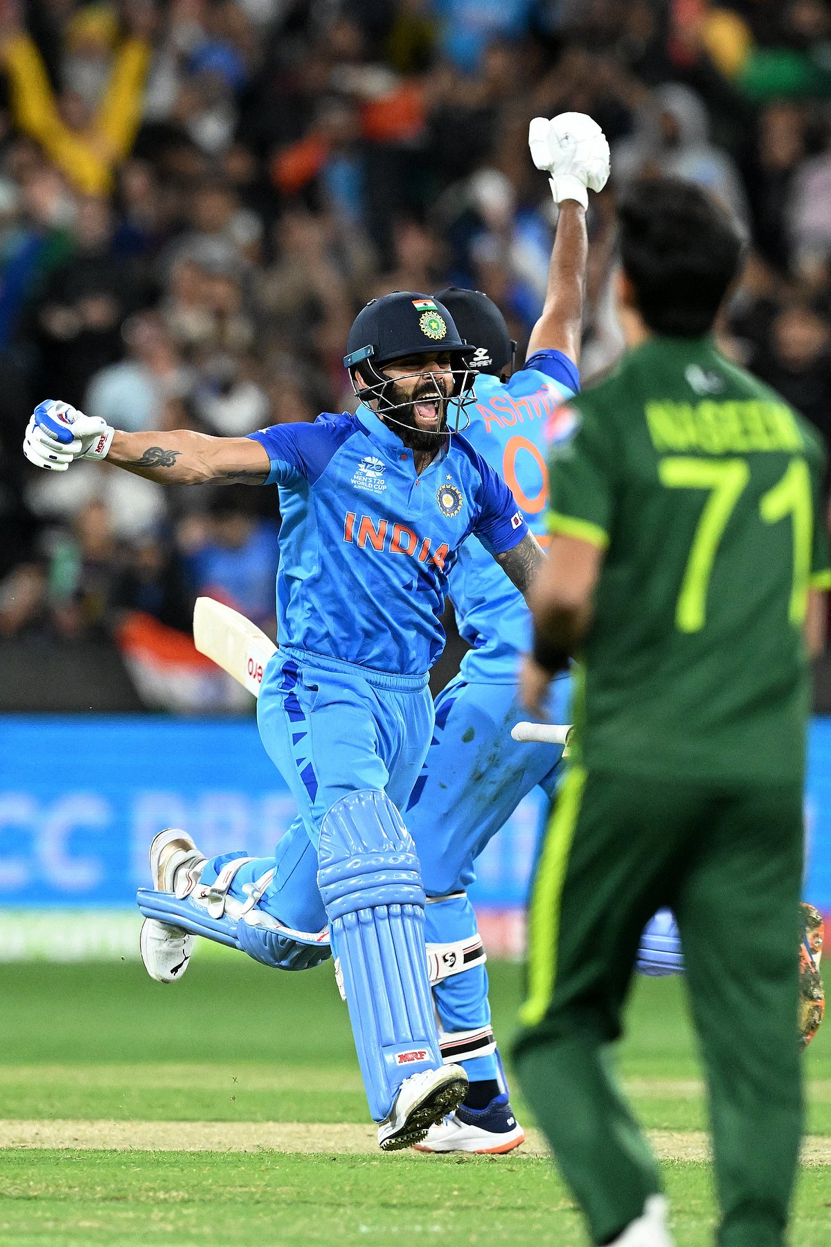 டென்ஷனின் உச்சத்திற்கு சென்ற ரசிகர்கள்; கடைசி வரை திகில் காட்டிய இந்திய அணி: பாக்.வீழ்த்தி திரில் வெற்றி!