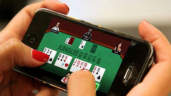 ஆன்லைன் ரம்மியால் வந்த வினை.. whatsapp-ல் ஸ்டேட்டஸ் வைத்து ஓடும் ரயில் முன் பாய்ந்த வாலிபர்!