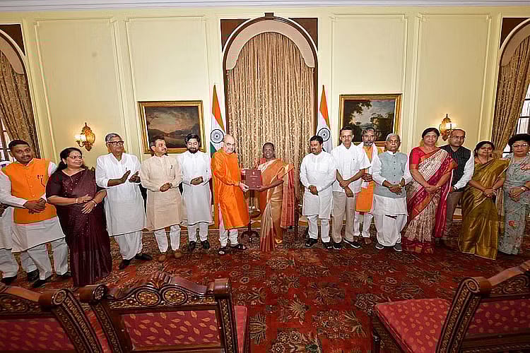 இந்தியை திணிக்க நினைக்கும் கும்பலுக்கு தமிழில் பேசி பாடமெடுத்த News Anchor- நேரலையில் சம்பவம் செய்த பெண்!