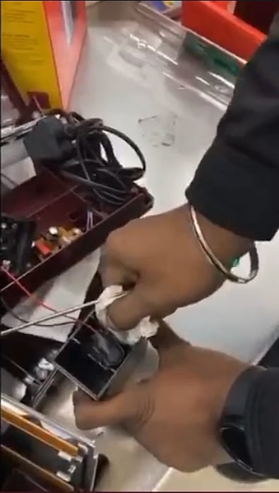 எமொ்ஜென்சி லைட்டிற்குள் தங்கக்கட்டி.. 1.8 கிலோ தங்கத்தை கடத்தி பெண் பயணி - ஏர்போட்டில் சிக்கியது எப்படி?