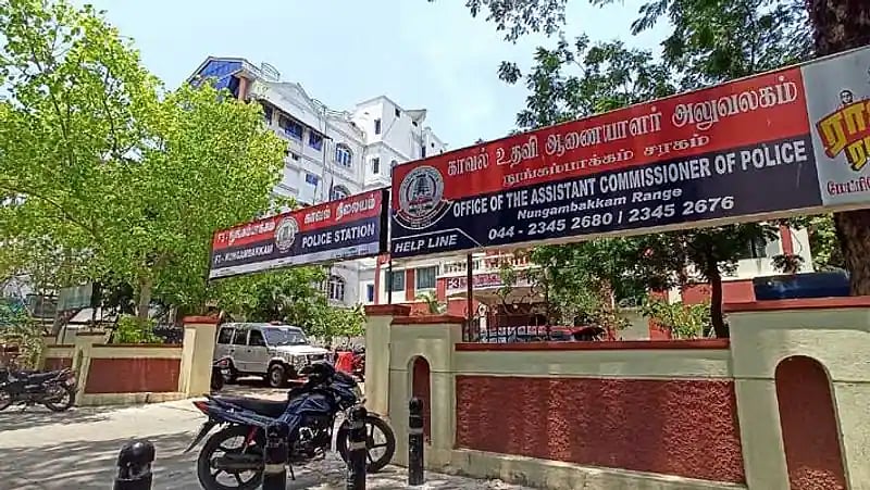 வீட்டில் இருந்து ரூ. 9 லட்சம் மதிப்பிலான 2 கைக்கடிகாரம் திருட்டு.. போலிஸில் புகார் கொடுத்த பிரபல நடிகை!