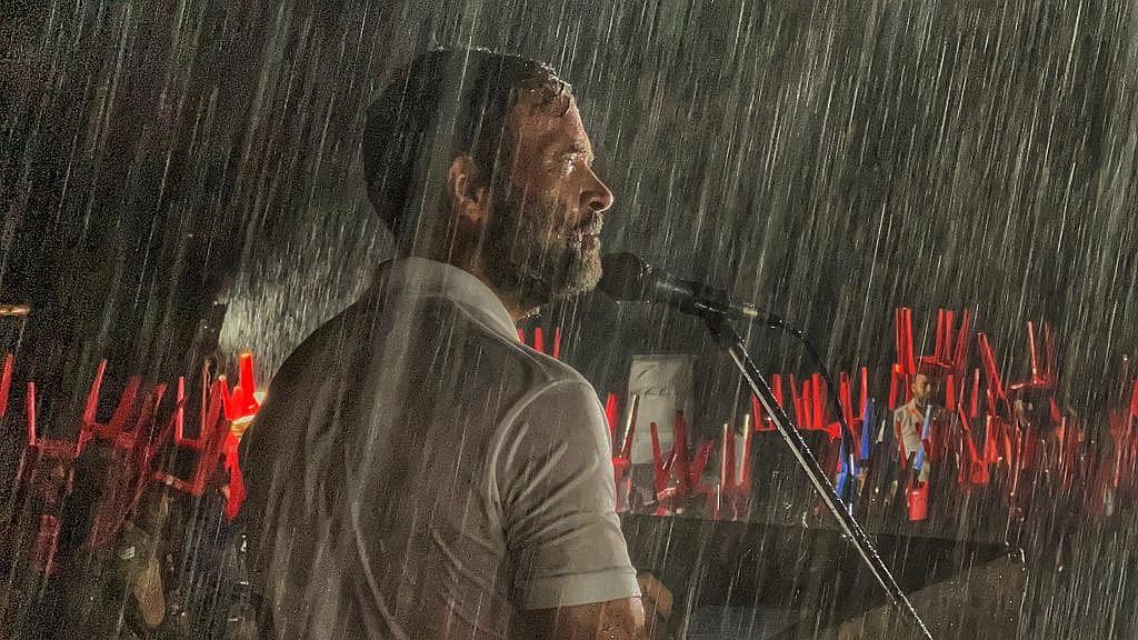 “காந்தியை கொன்ற சித்தாந்தத்துடன் இன்று போராடுகிறோம்” : கொட்டும் மழையில் ராகுல் காந்தி ஆவேச பேச்சு!