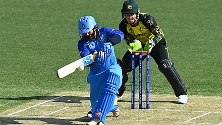 "இங்க அடிச்சா சிக்ஸர் போகும்.. அங்க அடிச்சா கைக்குதான் போகும்" -இந்திய வீரர்களுக்கு கவாஸ்கர் எச்சரிக்கை !