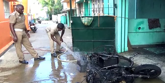 ஸ்டார்ட் செய்தபோது பற்றி எரிந்த மின்சார ஸ்கூட்டர்.. பதறியடித்து ஓடிய உரிமையாளர்!