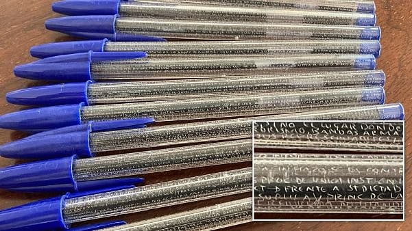 எலே நீ ஒரு ஆர்ட்டிஸ்ட்டுனு நிரூபிச்சிட்டலே.. 11 பேனாக்களின் மேல் பிட் எழுதி சென்ற கில்லாடி மாணவன்!

