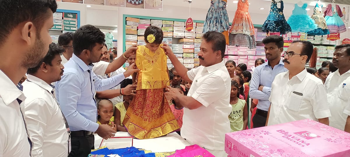 சத்தமில்லாமல் உதவி - ஆதரவற்ற குழந்தைகளுக்கு 3 லட்சத்திற்கு புத்தாடை வாங்கி கொடுத்து அசத்திய தி.மு.க MLA!