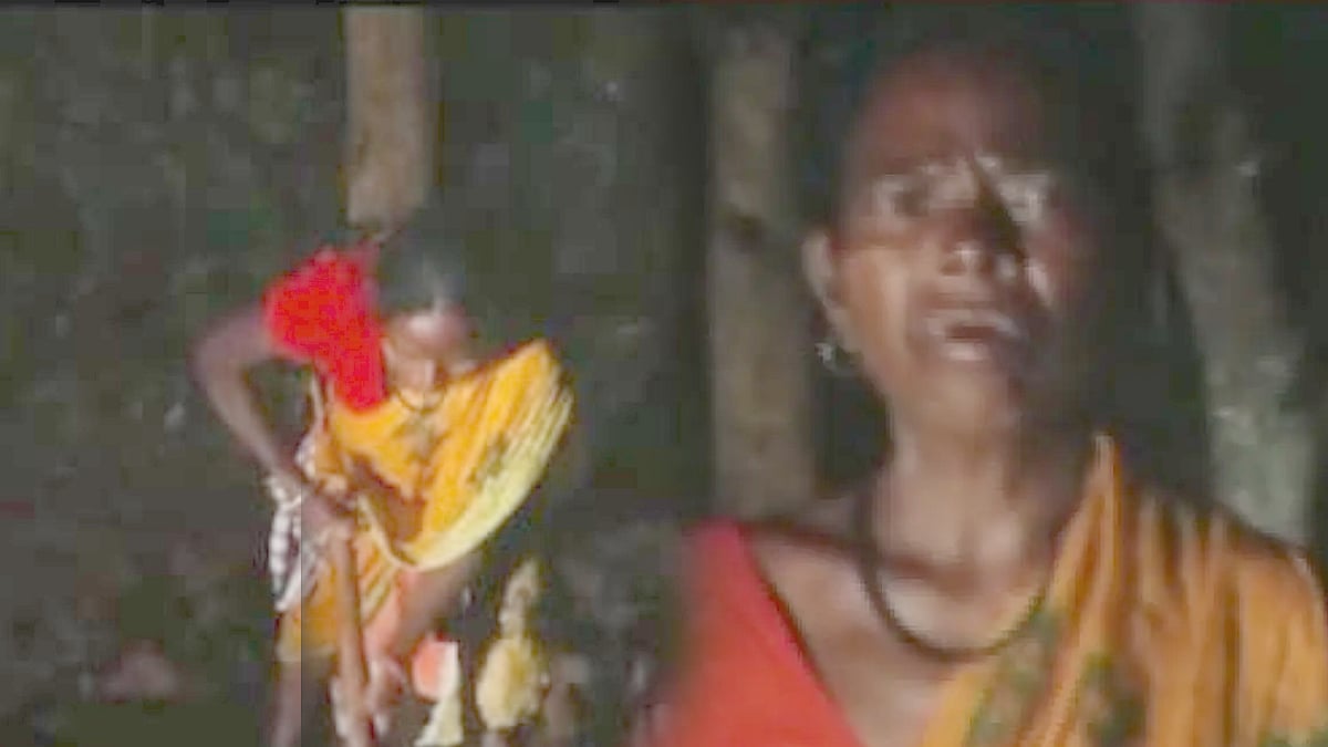 தனி ஆளாக குழி தோண்டி கணவர் உடலை புதைத்த மனைவி.. உதவிக்கு வராத கிராம மக்கள் ! ஒடிசாவில் அதிர்ச்சி ! 