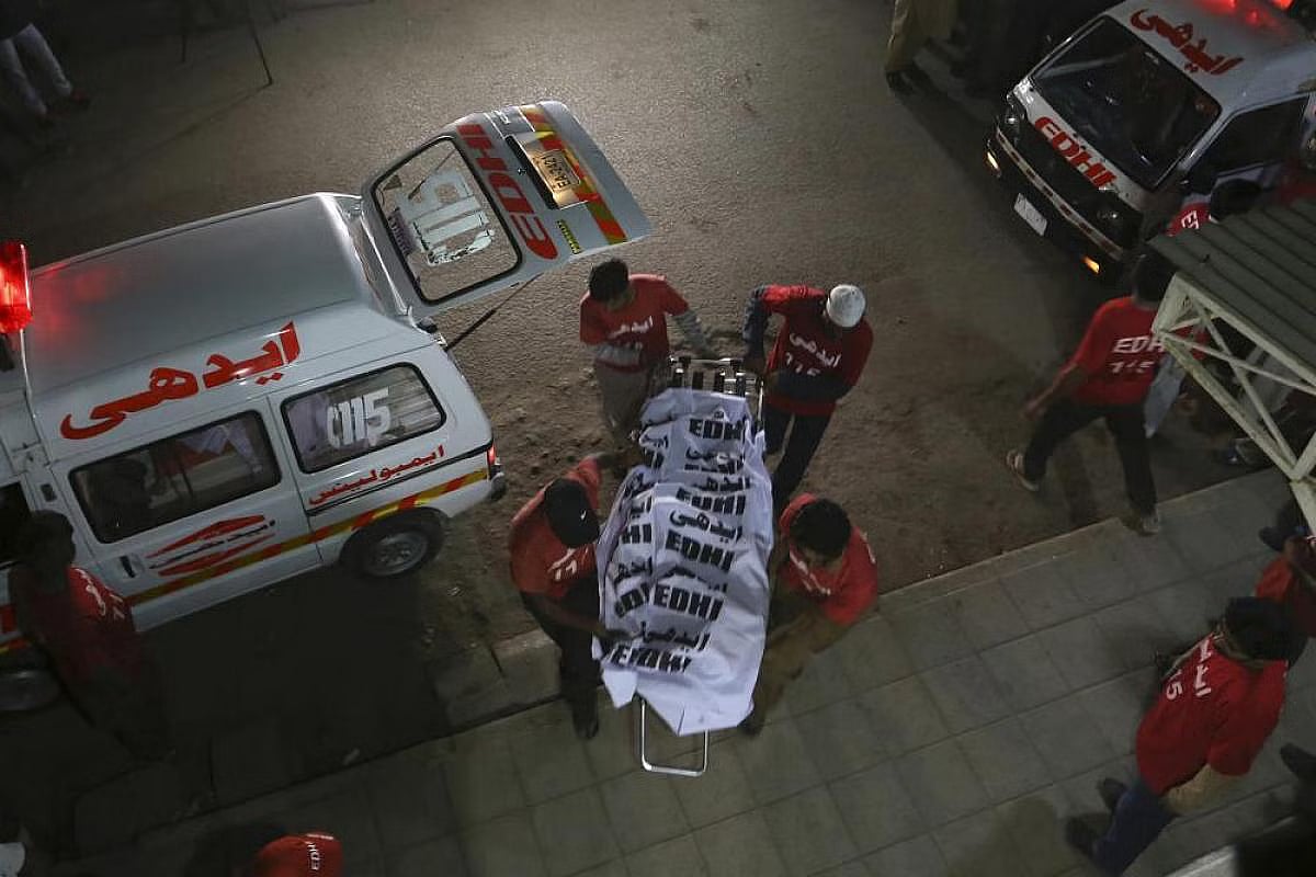 திடீரென தீப்பிடித்த ஓடும் பேருந்து.. உடல் கருகி 21 பேர் பலி.. உயிர்பிழைக்க சென்றவர்களுக்கு நேர்ந்த சோகம்!