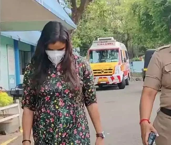 ஒடிசாவை தொடர்ந்து கேரளாவிலும் ஒரு HONEY TRAP.. இளம்பெண்ணின் அந்தரங்க வலையில் சிக்கிய 71 வயது முதியவர் !