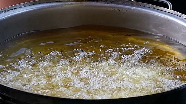 பெற்றோர்களே உஷார்.. கொதிக்கும் சாம்பாரில் விழுந்து ஒரு வயது குழந்தை பரிதாப பலி!