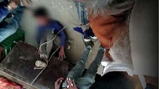 2 சிறுவர்களை லாரியில் கட்டி சாலையில் தரதரவென இழுத்து சென்ற கொடூரம்.. இணையத்தில் வெளியான அதிர்ச்சி வீடியோ!