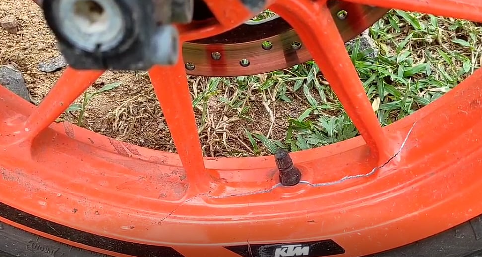 மகன் ஆசைப்பட்டதால் ரூ. 2 லட்சத்திற்கு வாங்கிய KTM பைக்..
8 மாதத்திலேயே பழுதானதால் பெற்றோர் அதிர்ச்சி!