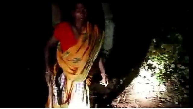 தனி ஆளாக குழி தோண்டி கணவர் உடலை புதைத்த மனைவி.. உதவிக்கு வராத கிராம மக்கள் ! ஒடிசாவில் அதிர்ச்சி !