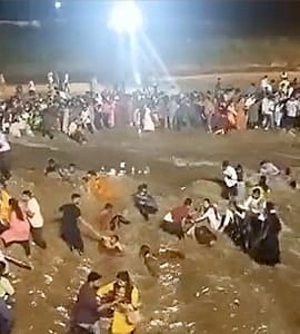 ஆற்றில் அடித்துச் செல்லப்பட்ட 40 பேர்.. 8 பேர் சடலமாக மீட்பு: மேற்குவங்கத்தில் தசரா விழாவில் நடந்த சோகம்!