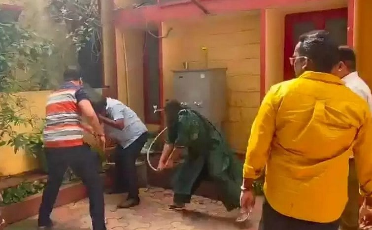 LKG குழந்தைக்கு முத்தம் கொடுத்து பாலியல் தொல்லை.. பள்ளியின் கார் ஓட்டுநரை கைது செய்த தெலங்கானா போலிஸ்!