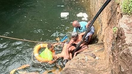 தந்தையின் கழுத்தை பிடித்து நீருக்குள் இழுத்த மகன்..  கிணற்றில் நீச்சல் கற்றுக்கொடுத்தபோது நடந்த விபரீதம்!