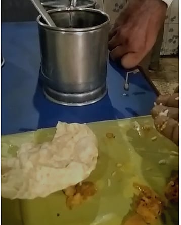 காரக்குழும்பில் இருந்த காது குடையும் பட்ஸ்..  பிரபல ஹோட்டலில் வாடிக்கையாளருக்கு காத்திருந்த அதிர்ச்சி!