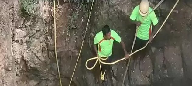 தந்தையின் கழுத்தை பிடித்து நீருக்குள் இழுத்த மகன்.. கிணற்றில் நீச்சல் கற்றுக்கொடுத்தபோது நடந்த விபரீதம்!