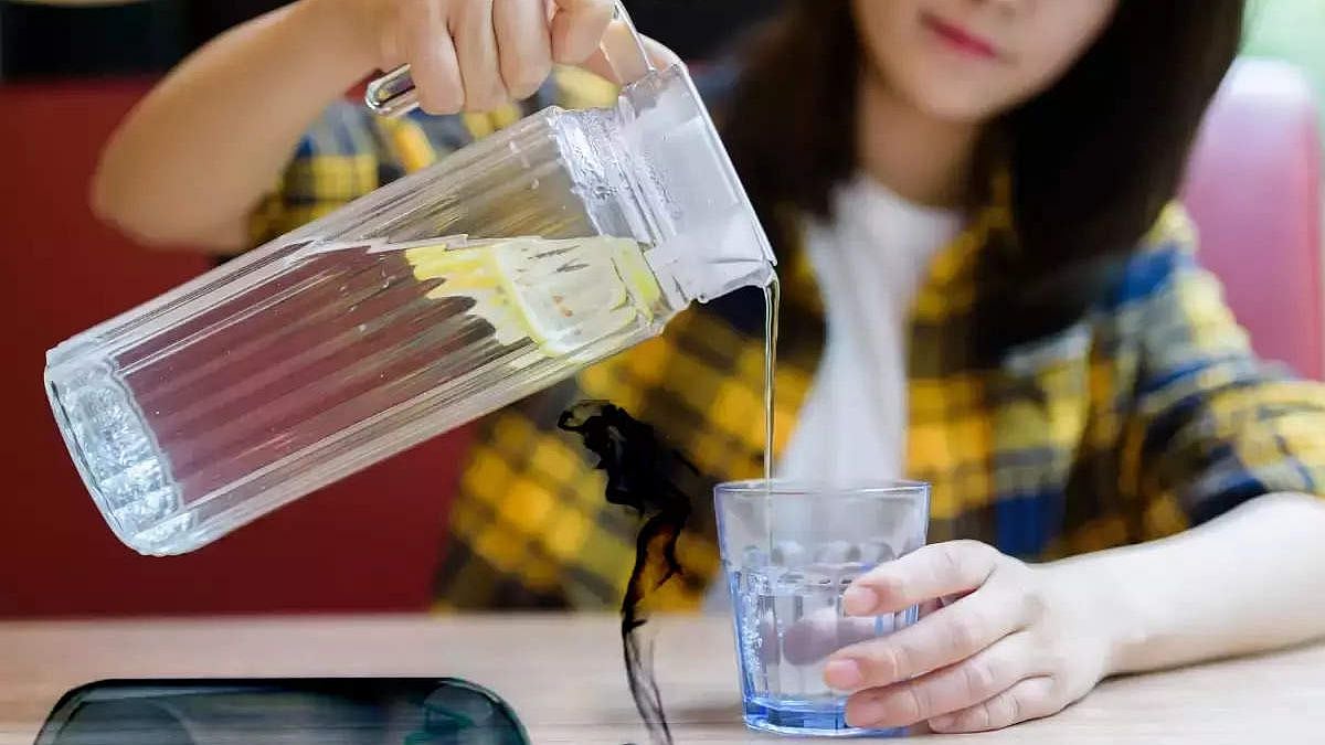 பிறந்த நாள் விருந்தில் தண்ணீருக்கு பதில் ஆசிட்  வழங்கிய ஹோட்டல்.. குடித்த 2 சிறுவர்களுக்கு நடந்த கொடூரம்