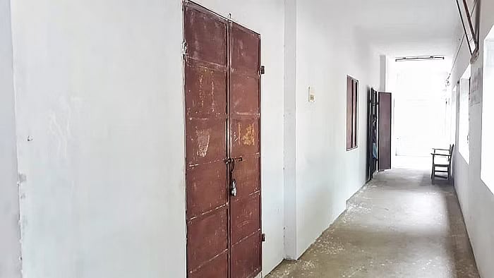 உ.பி: வகுப்பறையில் பூட்டப்பட்ட சிறுமி..வீடு திருப்பாத மகளை தேடி சென்ற பெற்றோருக்கு காத்திருந்த அதிர்ச்சி!